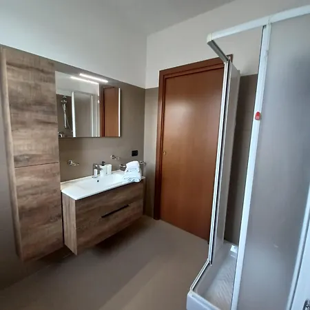Garda Un Po Pool And Apartment Raffa
